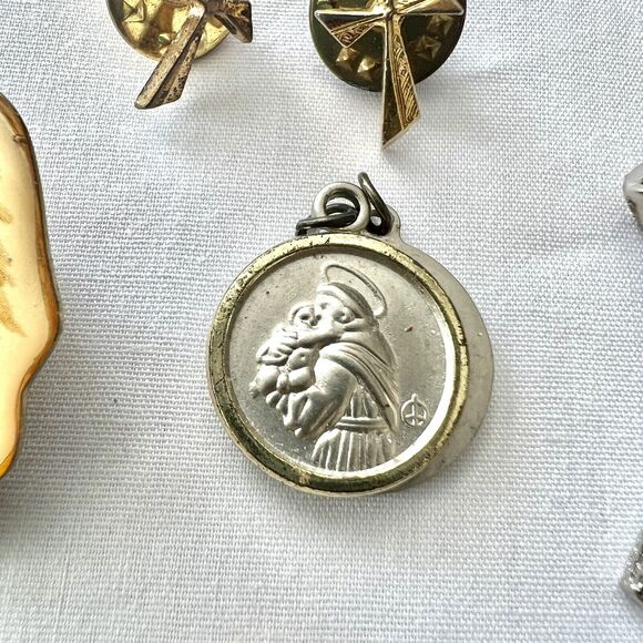 Vintage To Modern Religious Catholic Medals Crosses Pins Saint Pendants Charms - Picture 7 of 16